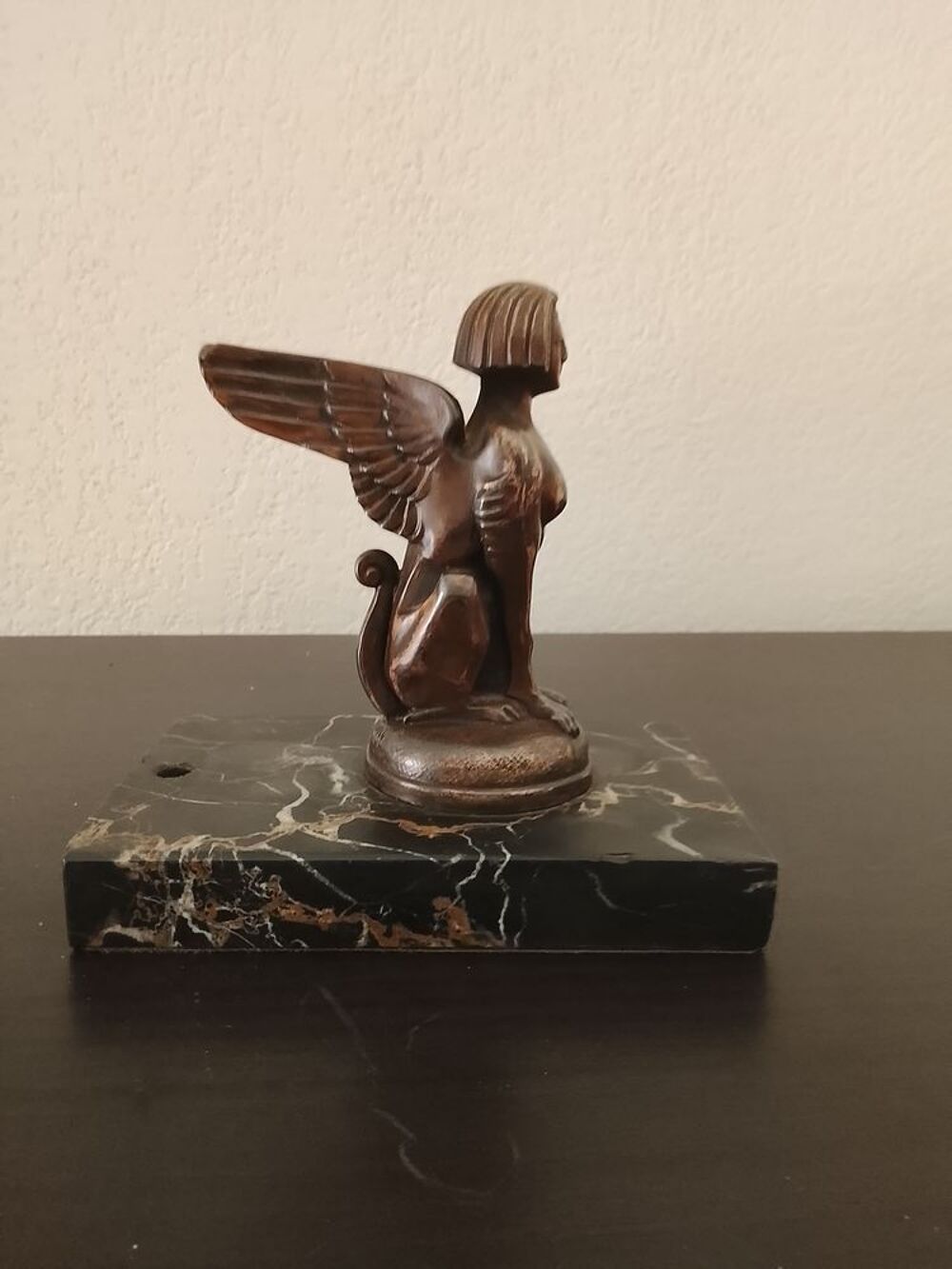 statuette r&eacute;tro sur plaque de marbre 