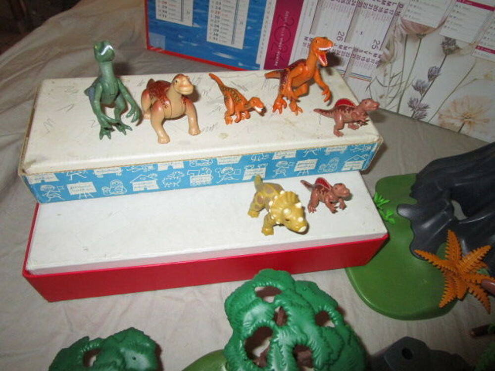 lot dinosaure playmobil + vegetation 
Jeux / jouets