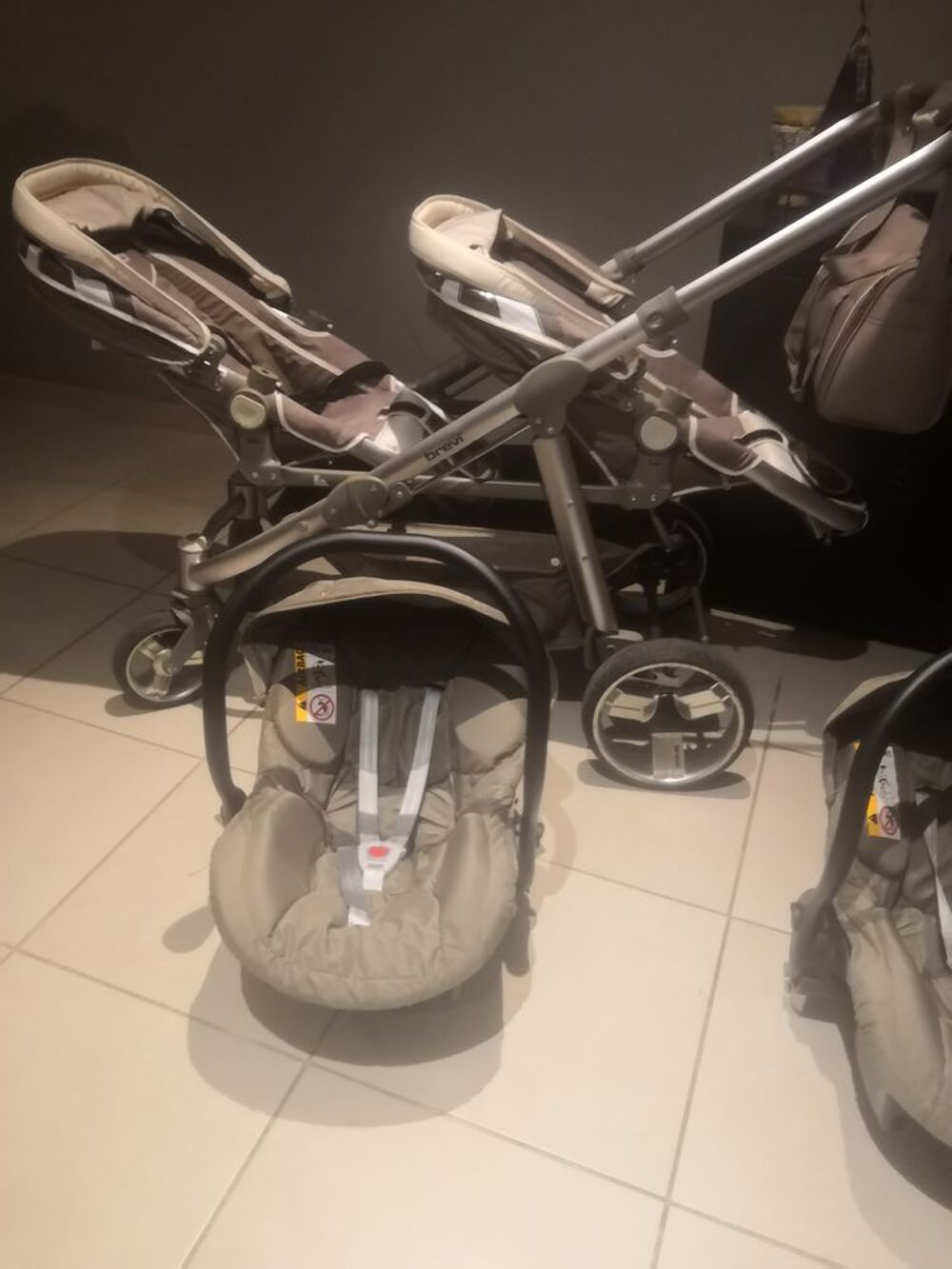 poussette double ainsi que 2 cosy plus c est accessoire Puériculture