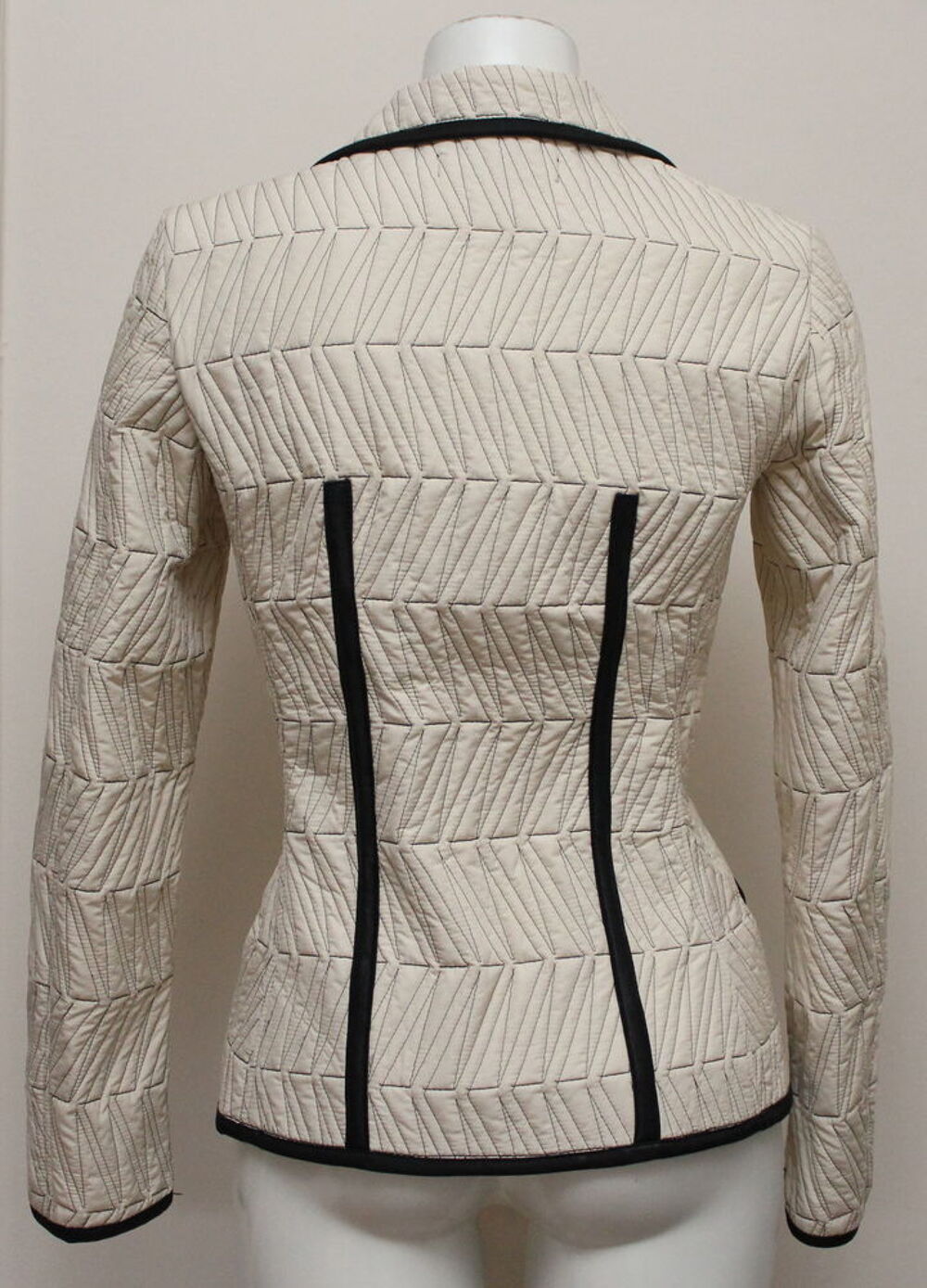 Veste matelass&eacute;e VERSACE 
T.S soit 36/38 Fr Vêtements