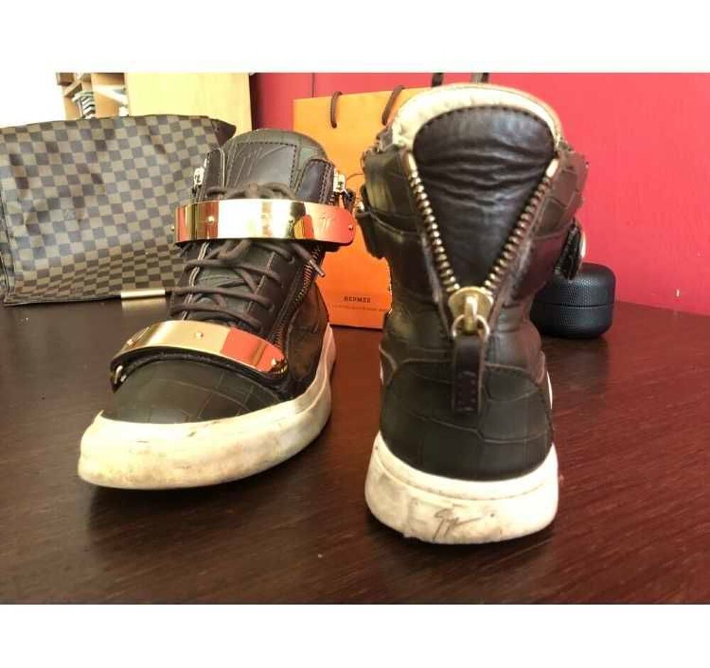 Sneakers Giuseppe Zanotti montante crocodile boucle dor&eacute;e Chaussures