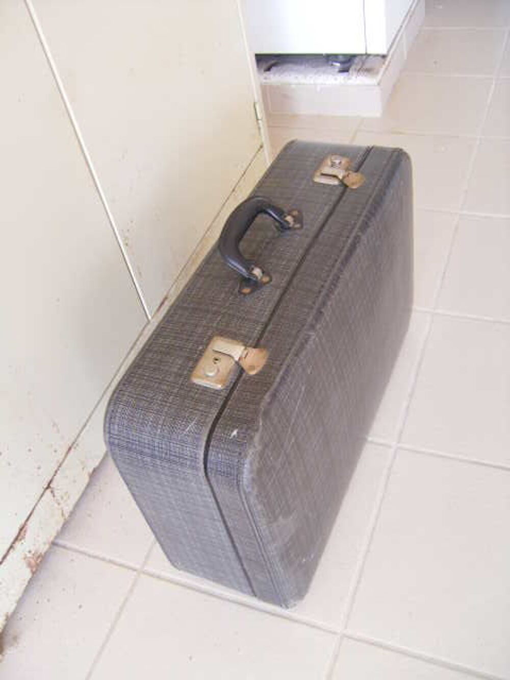 Valise vintage carton grise et d&eacute;cor l&eacute;opard Maroquinerie