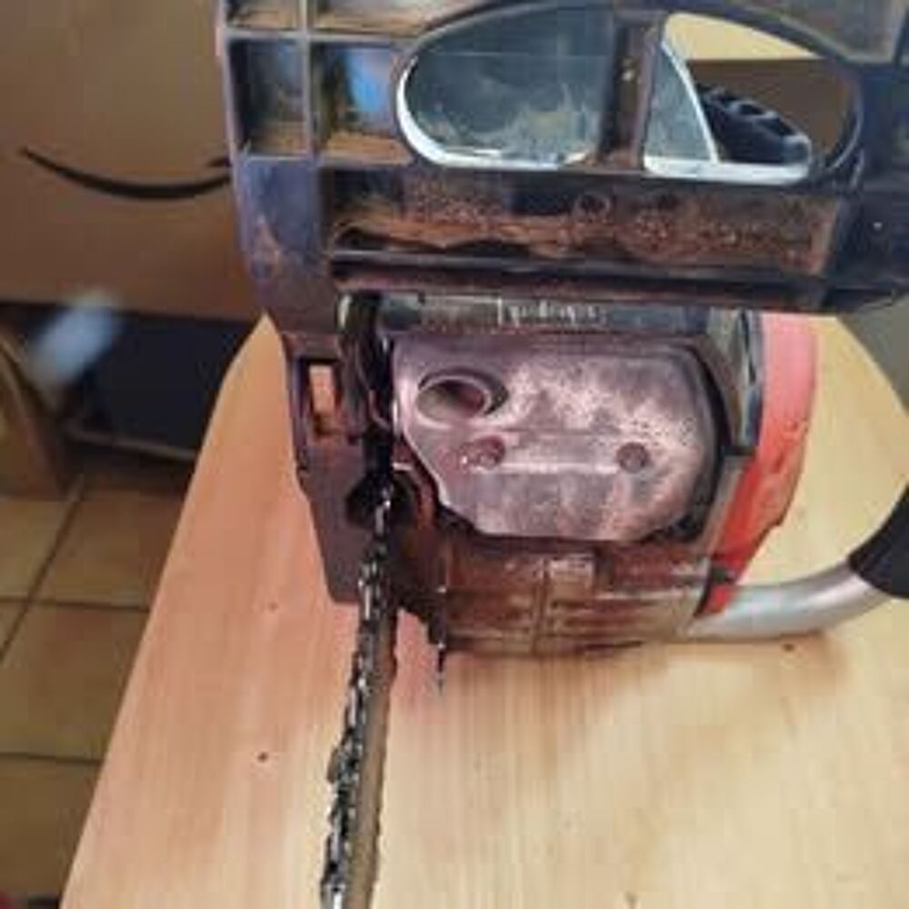 une tron&ccedil;onneuse thermique Bricolage