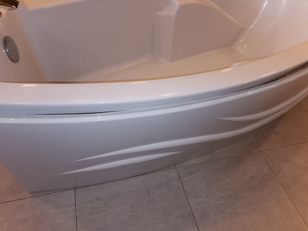 baignoire acrylique avec sa jupe et la robinetterie Bricolage