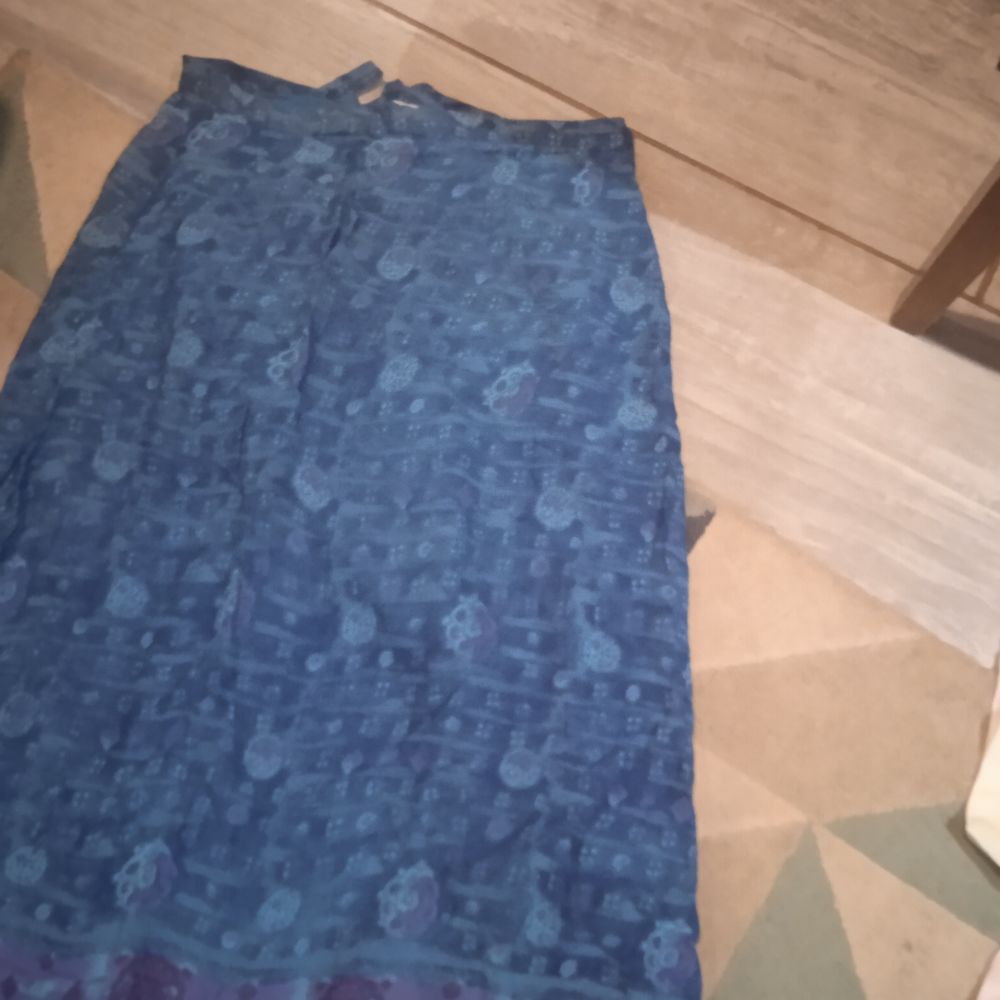 Jupe bleu longue taille 42 imprim&eacute;e fleurs bleues 65 % visco Vêtements