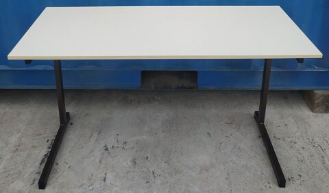 Table bureau tbe plateau bois beige pieds m�tal L130xl50xh74 40 Le Muy (83)