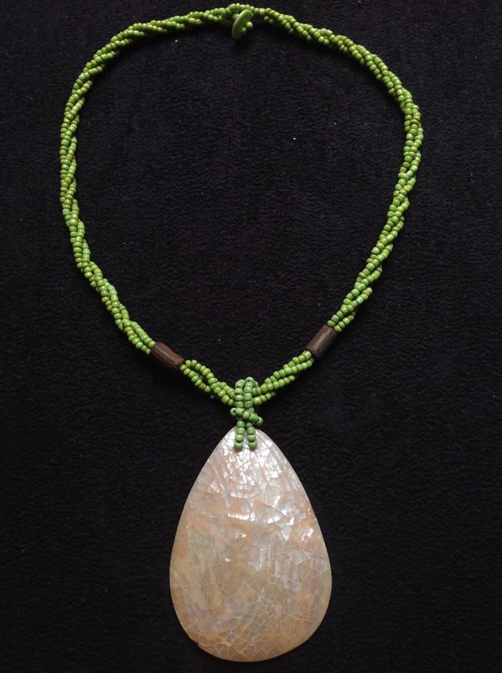 COLLIER PERLES VERTES BOIS &amp; PENDENTIF NACRE Envoi Possible
Bijoux et montres
