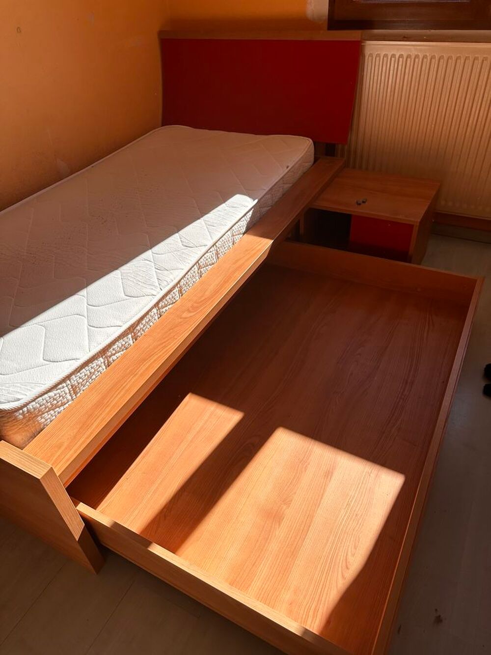 Chambre enfant : Lit + table nuit. Meubles