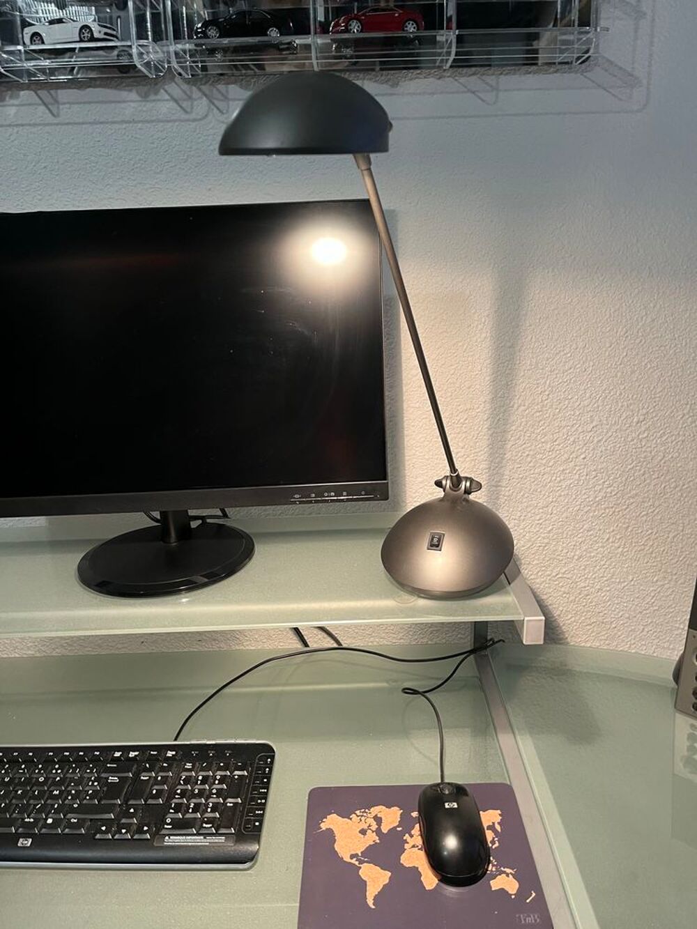 Bureau d'angle verre et m&eacute;tal + chaise + lampe Meubles