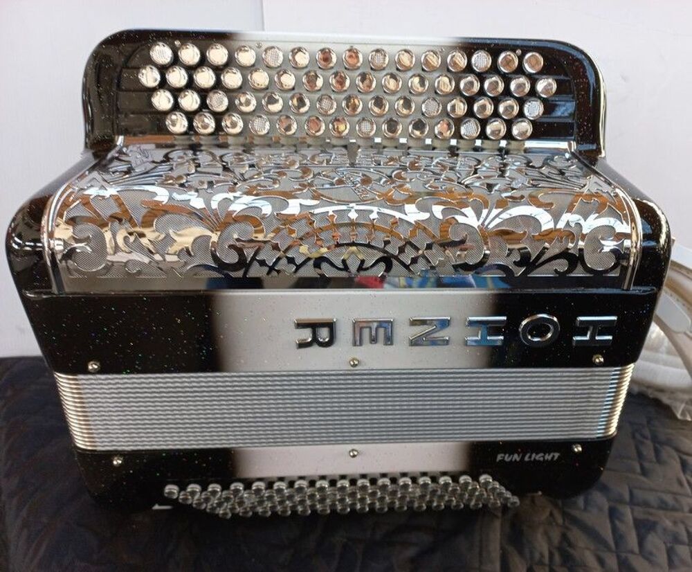  Accord&eacute;ons &agrave; des prix sacrifi&eacute;s, suite renouvellement Instruments de musique