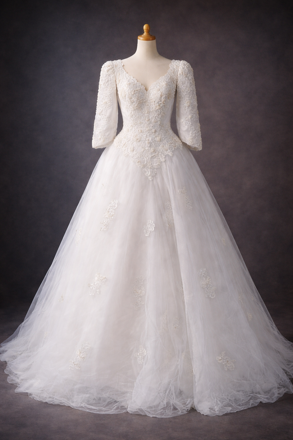 Robe de mari&eacute;e avec tra&icirc;ne, voile, gants et coussin alliance Vêtements