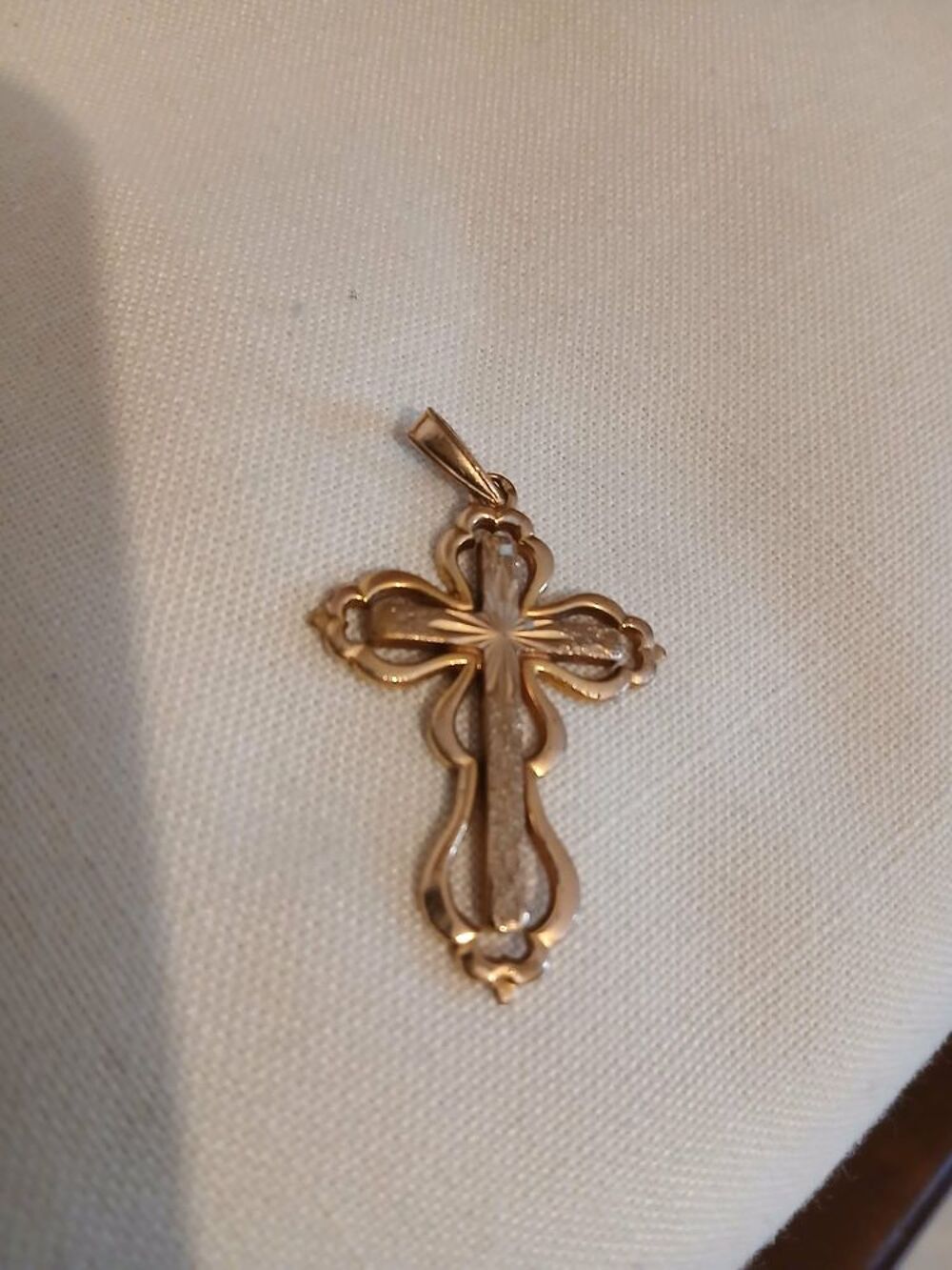  Croix de Lourdes styl&eacute;e plaqu&eacute;e or N&deg;1443
Bijoux et montres