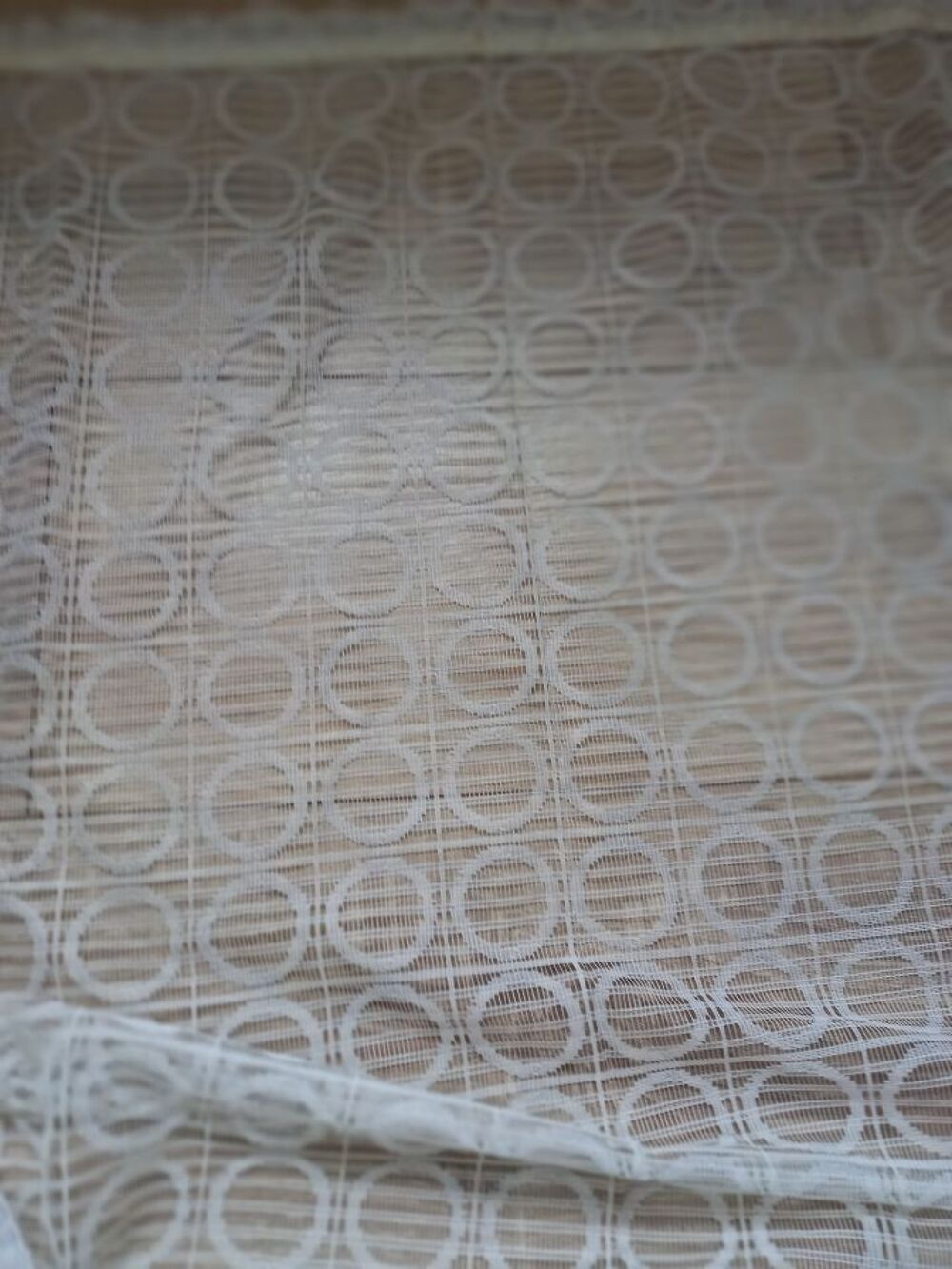 Un voilage blanc vintage avec des cercles Décoration