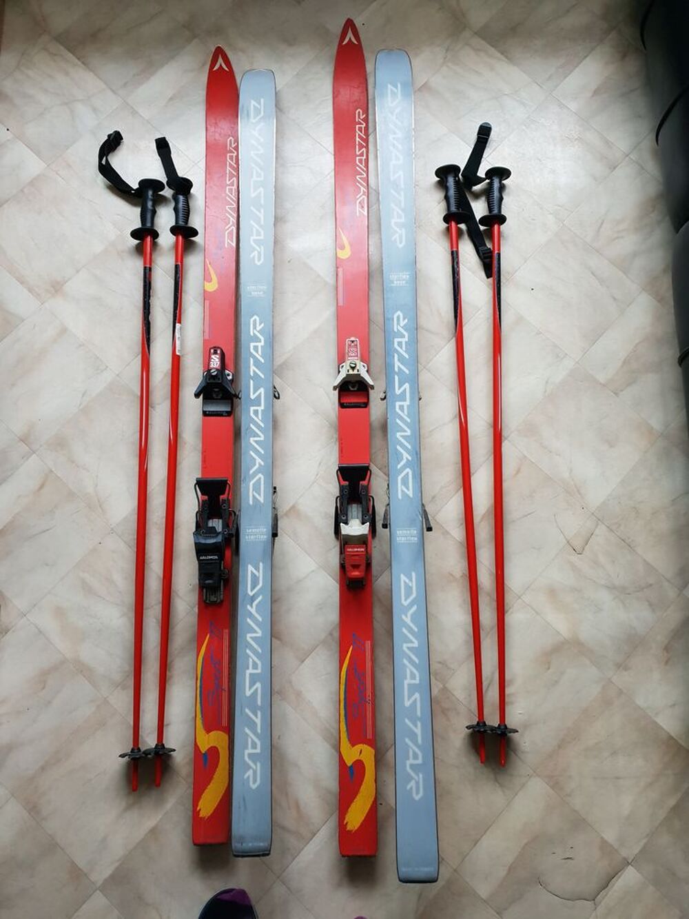 4 paires de skis tr&egrave;s bon &eacute;tat:
Sports