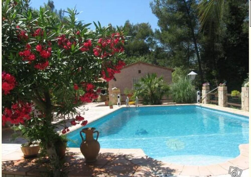   VAR T2 4 à 6 PERS  PISCIN CLIM PARKING à TOULON pined Vacances  / Offres de location 