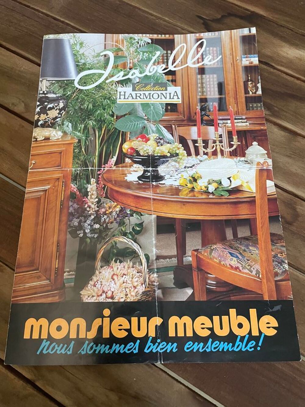 TRES BEAU MEUBLE BAS 3 PORTES AVEC VITRINE. FORME ARRONDIE EN MERISIER Meubles