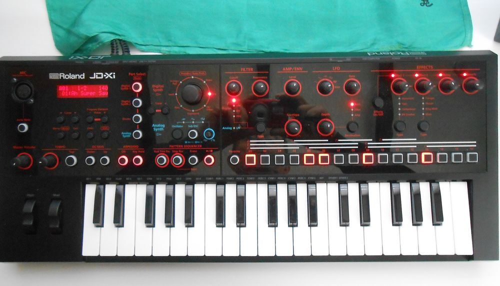 Synthetiseur ROLAND JD Xi 
Instruments de musique