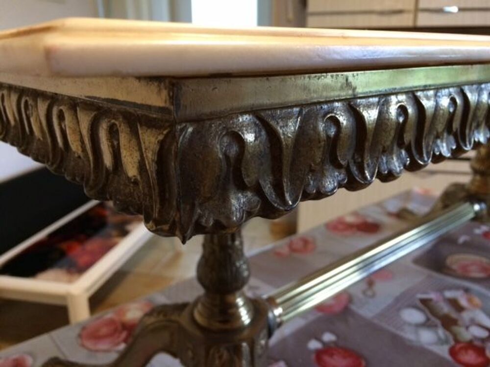 TABLE de SALON dessus MARBRE.. Meubles