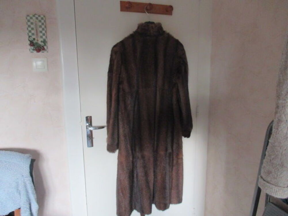 TRES BEAU MANTEAU LONG EN MURMEL ( MARMOTTE DU CANADA ) . Vêtements