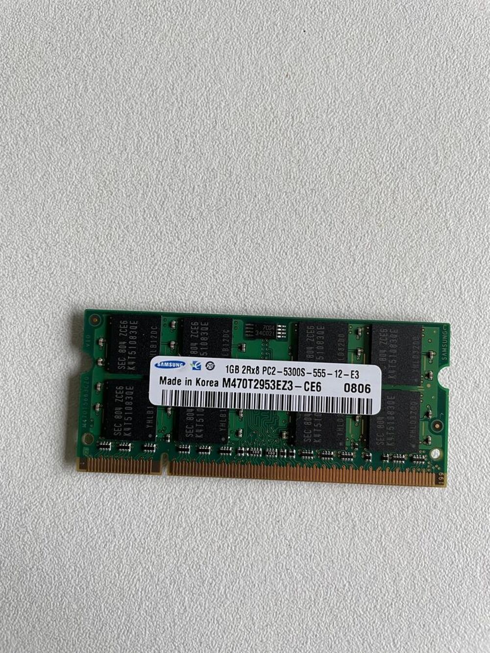 M&eacute;moire Samsung 1GB 2R*8 PC2 5300S CL5 Matériel informatique