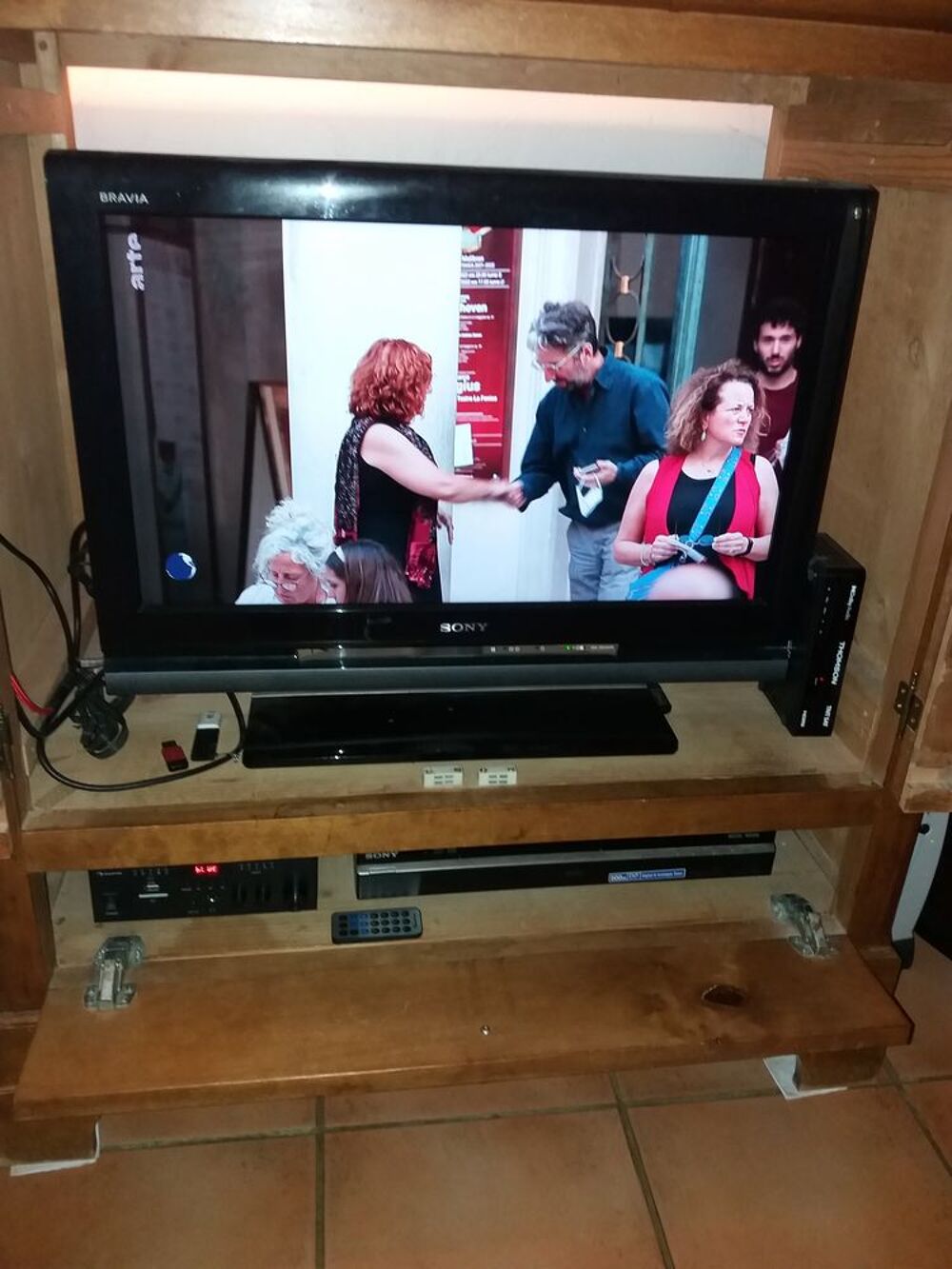 Meuble avec t&eacute;l&eacute;viseur. Photos/Video/TV