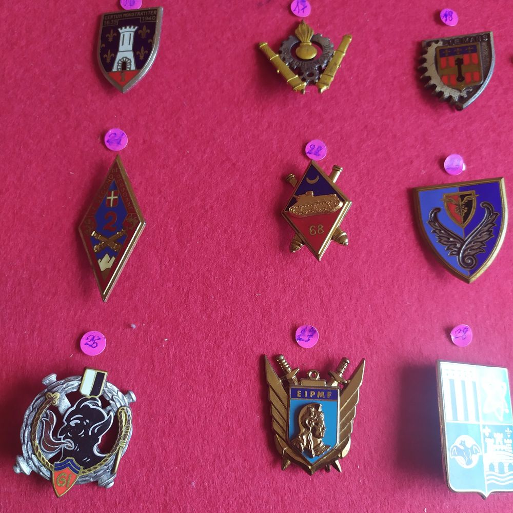 lot de 29 insignes militaires anciens avec attaches 
