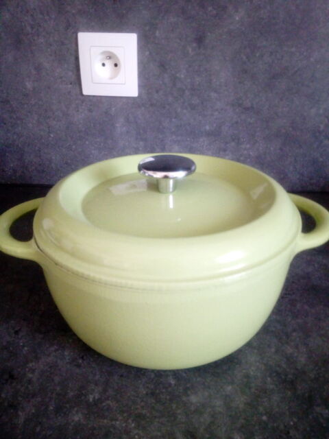 Cocotte fonte neuve émaillée intérieur et extérieur Fontigna 45 Mouvaux (59)