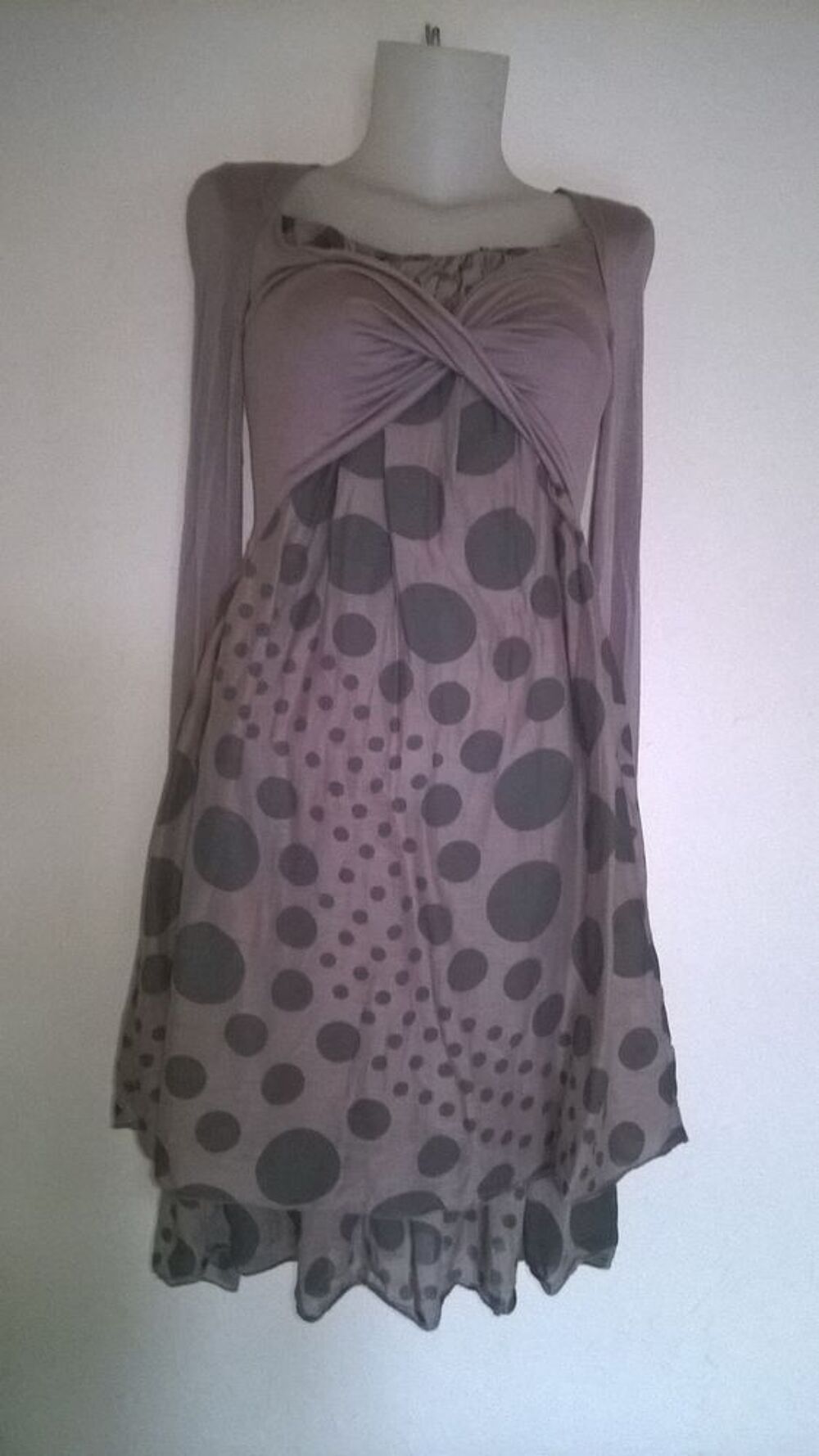 Robe Couleur taupe 
Marque Cache Cache 
Taille S/36 
E
Vêtements