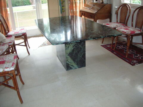 -grande table de salle à manger en marbre 
1200 Arnage (72)