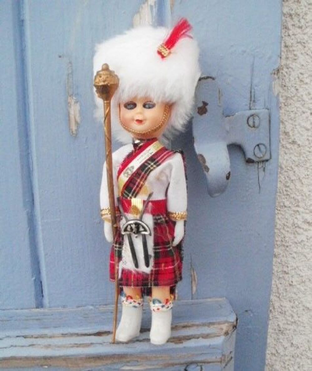 Poupee folklorique, &eacute;cossais en kilt et tartan 