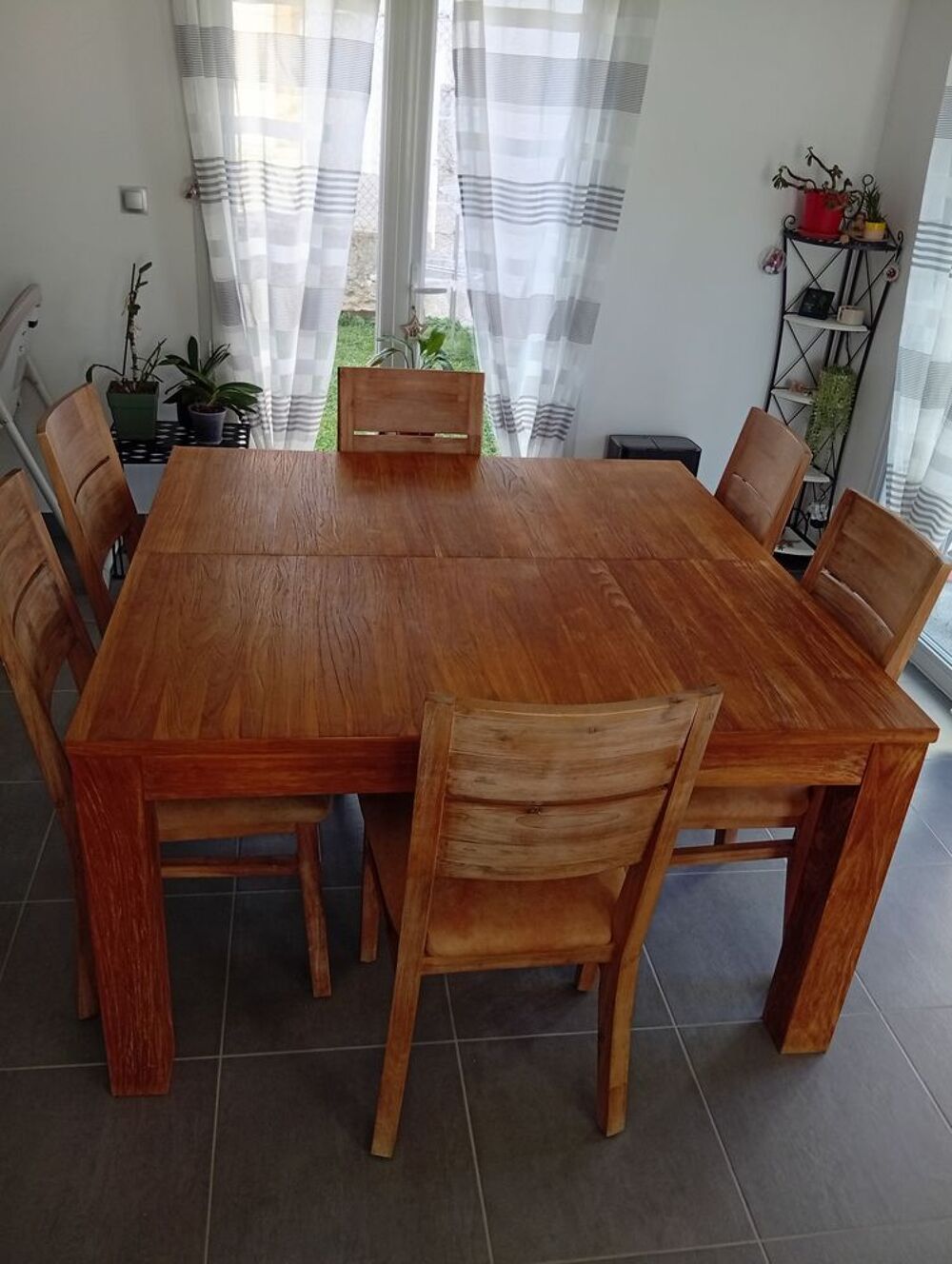 Superbe Table salle &agrave; manger carr&eacute;e en ch&ecirc;ne massif lasur&eacute;e Meubles