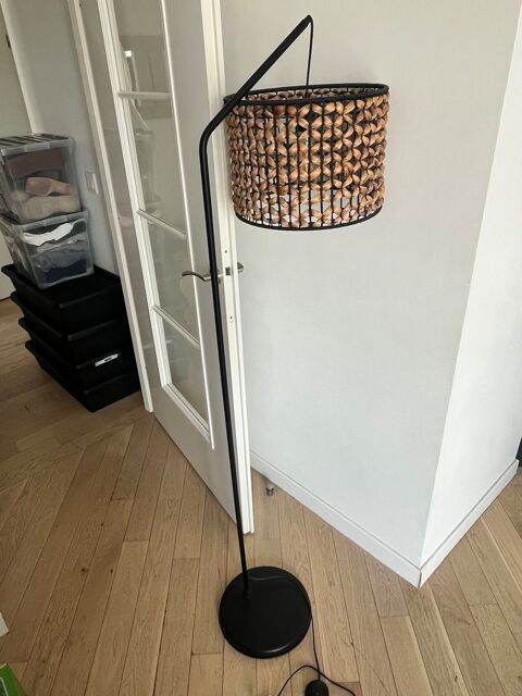 Jacinthe-Lampadaire en métal noir et fibre végétale 70 Châtenay-Malabry (92)