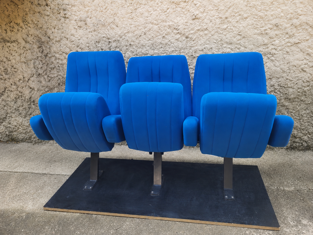 3 sieges cinema velours bleu d&eacute;houssables sur socle Meubles