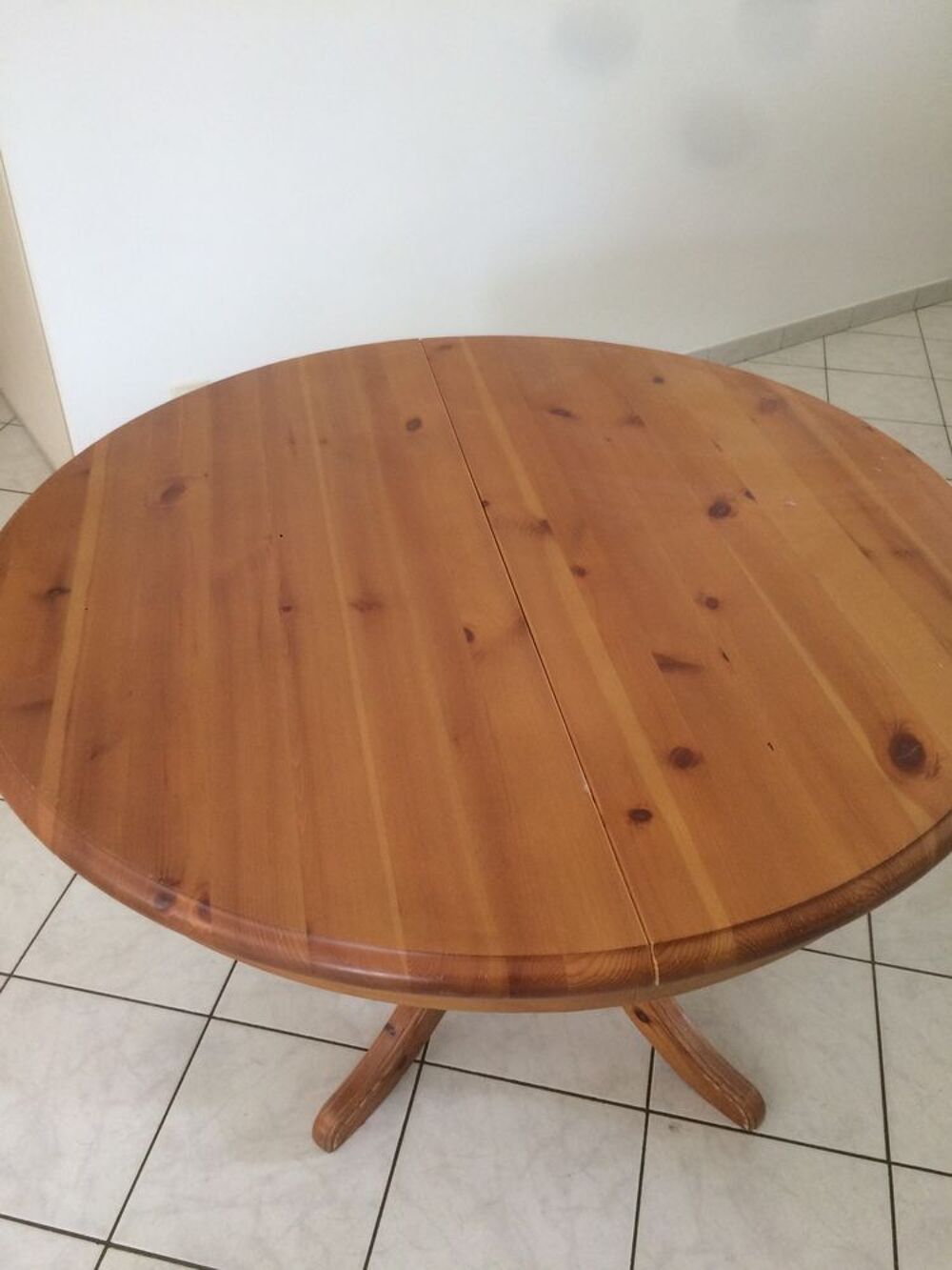 Table ronde en pin massif teint&eacute; cir&eacute; Meubles