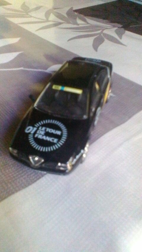Voiture miniature alfa romo 166 du tour de france 14 Avermes (03)