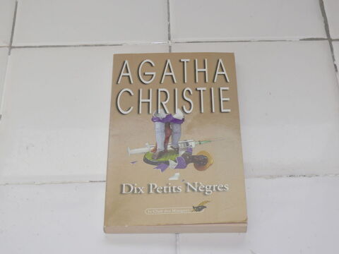 Livre de poche  Agatha Christie  2 Saintes (17)