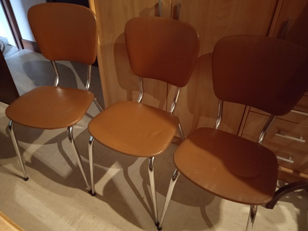 Trois chaises simili cuir Meubles