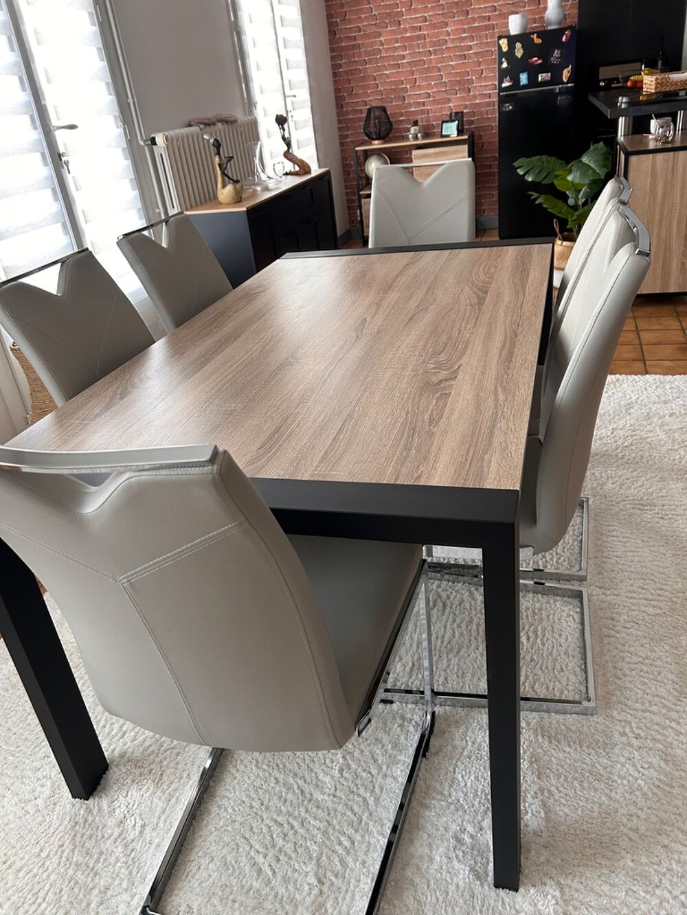 Table &agrave; manger avec 6 chaises grises Meubles