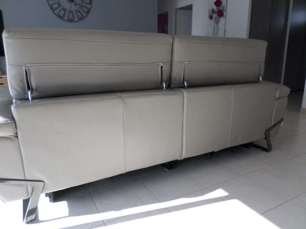 canap&eacute; et son fauteuil en cuir gris relax neuf. Meubles