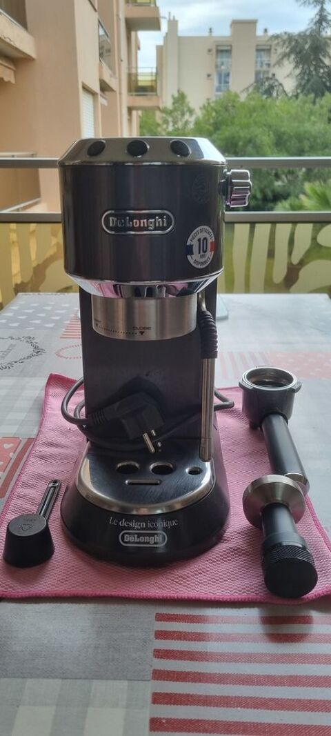 Machine � caf� DELONGHI   DEDICA. 120 Fr�jus (83)