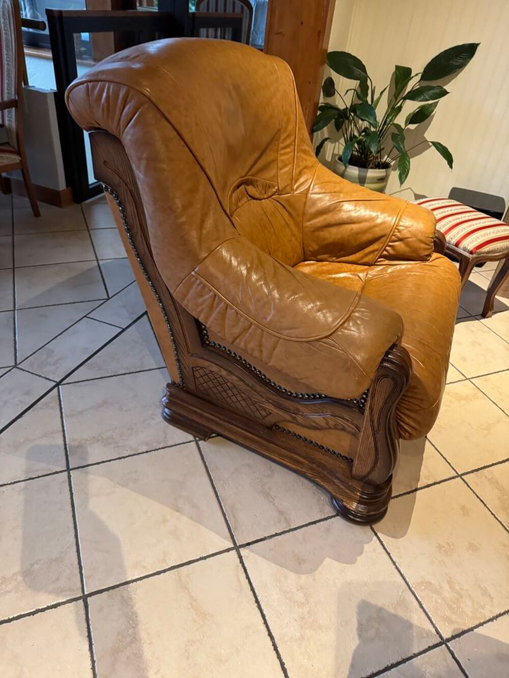 Canap&eacute; 3 places cuir et 2 fauteuils . Meubles