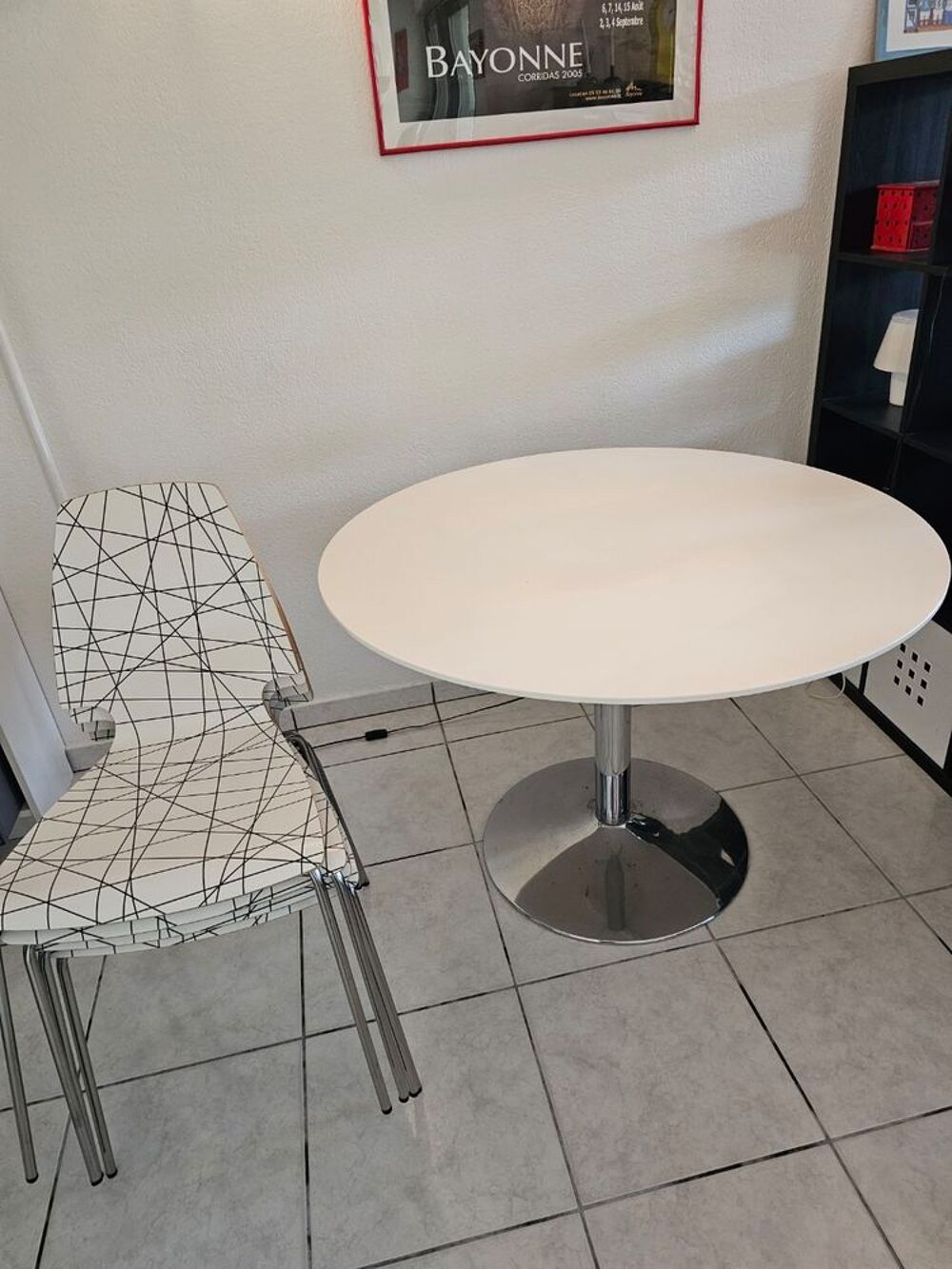 Table ronde, 4 chaises Meubles