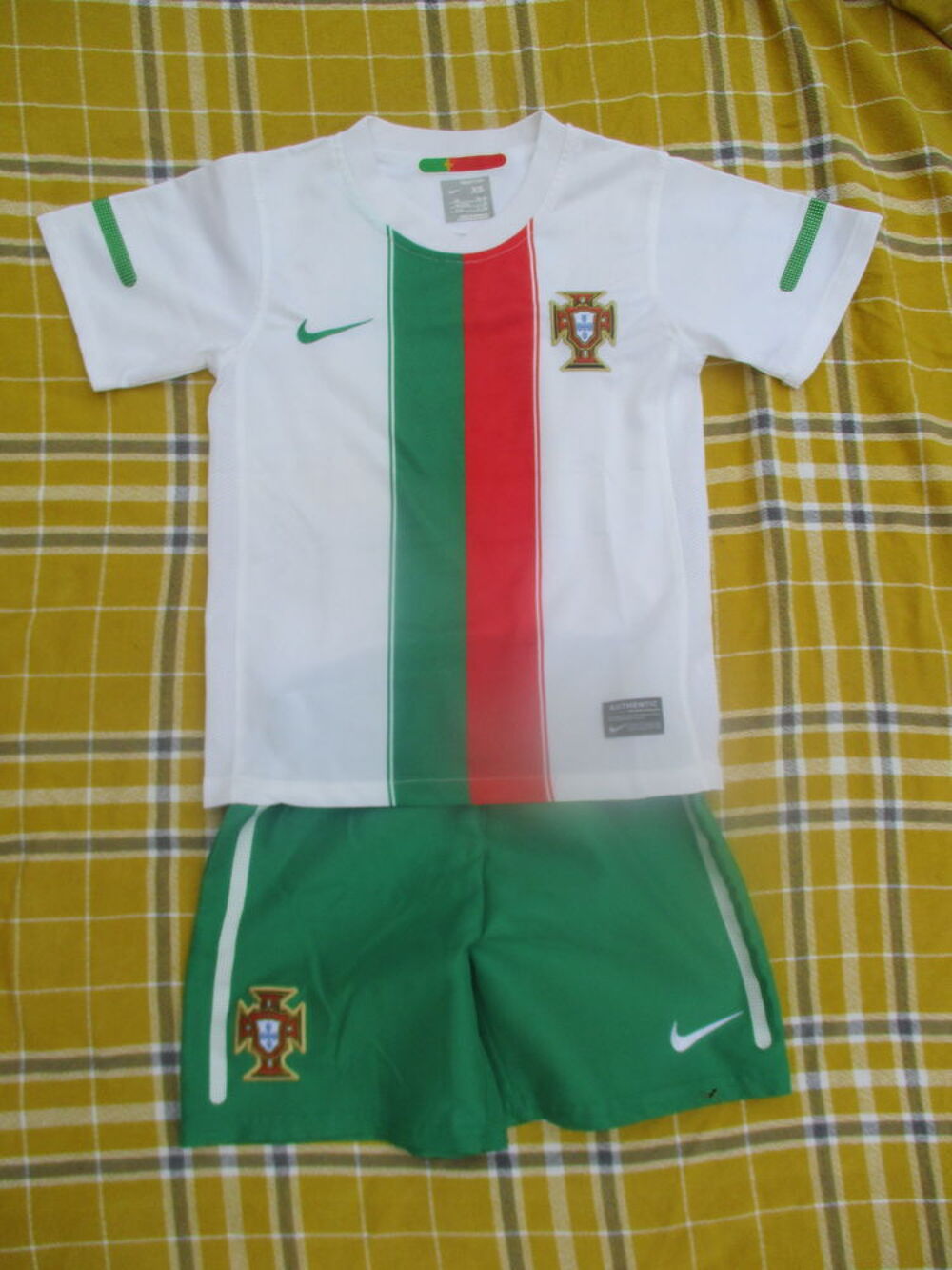 Ensemble Football &quot;Portugal&quot; :Tee-shirt &amp; short en Taille 4A Vtements enfants