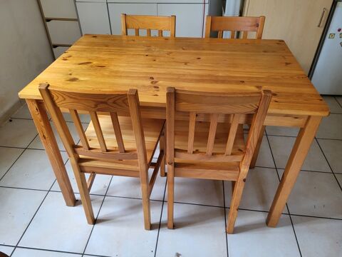 Table en pin avec 4 chaises assorties 50 Pau (64)