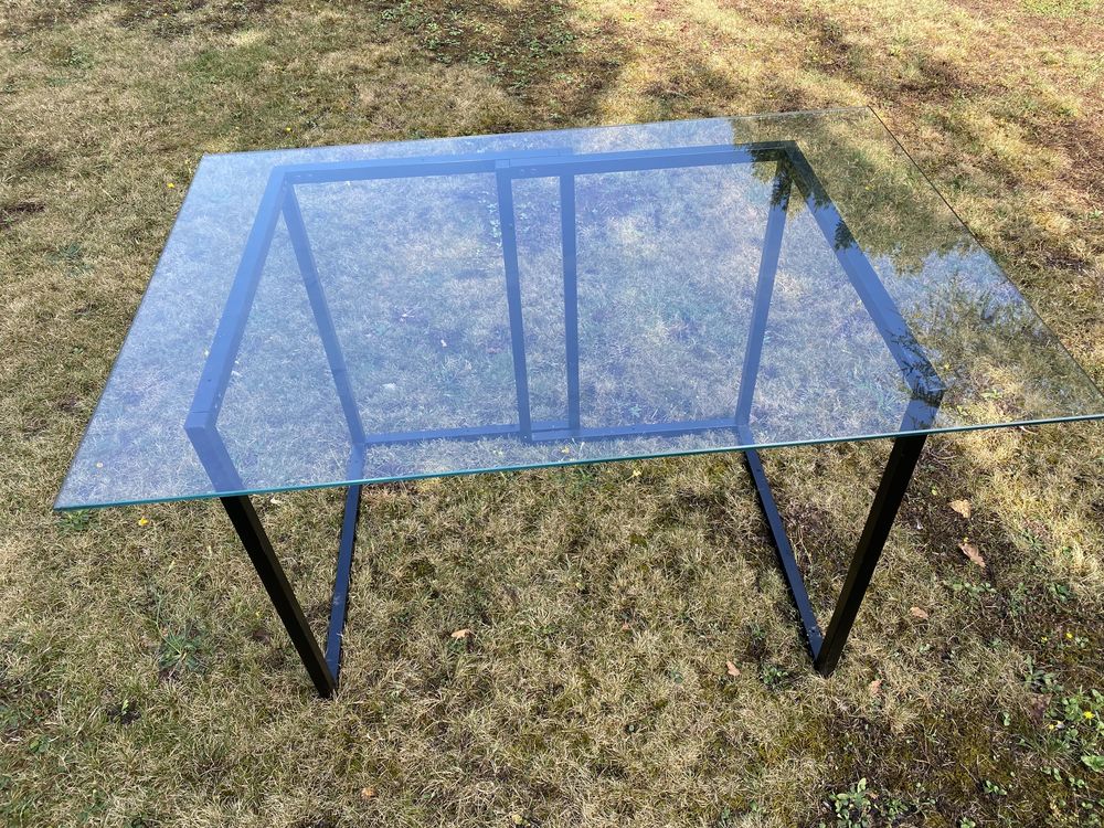 bureau en verre tremp&eacute; + tr&eacute;teaux. Meubles