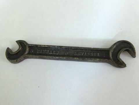 COLLECTOR Clef plate PANHARD & LEVASSOR 6-8  ----($)
l 10 Sauchy-Cauchy (62)