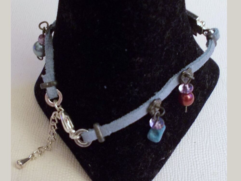 Bracelet en Daim Bleu Ciel et en M&eacute;tal Argent&eacute;- Neuf Bijoux et montres