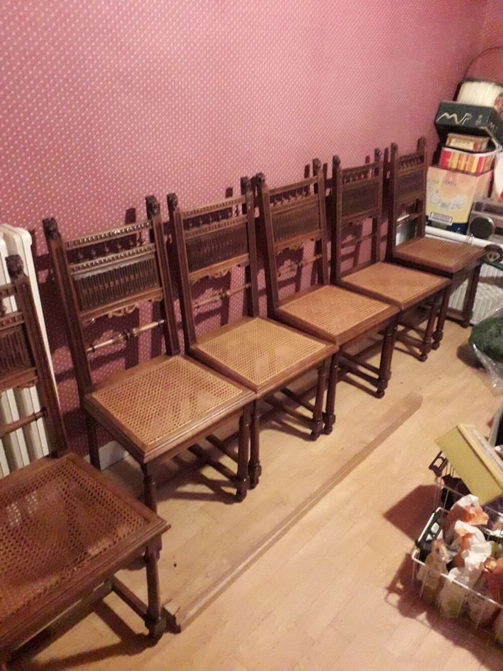 LOT de 10 chaises cann&eacute;es style Henri II Meubles