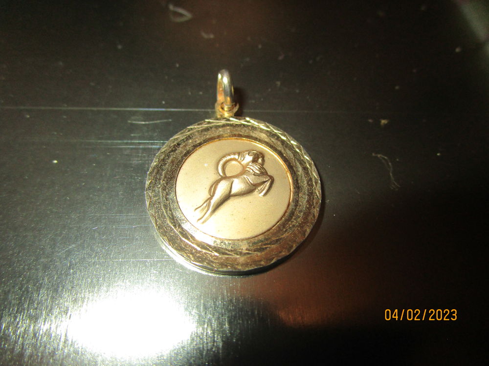 m&eacute;daillon signe du zodiaque CAPRICORNE m&eacute;tal dor&eacute; Bijoux et montres