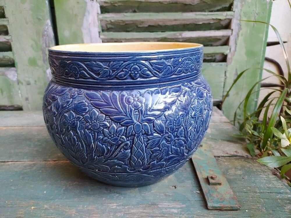 Ancien Cache Pot en Fa&iuml;ence &Eacute;mail Bleu D&eacute;cor de Cypr&egrave;s Décoration